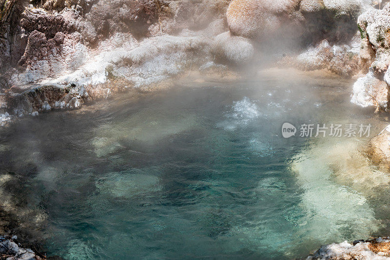 在Orakei Korako地热公园和洞穴的冷饮喷泉，隐藏山谷，新西兰陶波